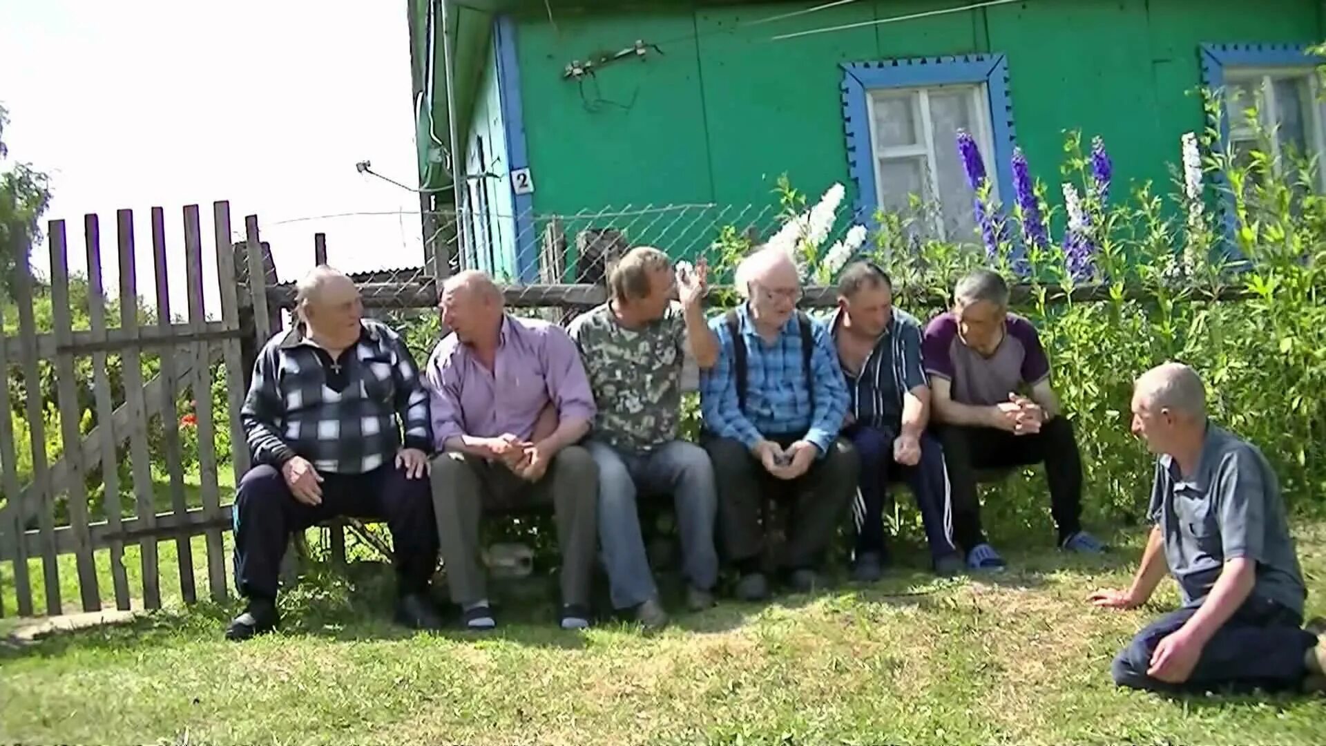 Городской человек в деревне. Деревенские ребята. Посиделки в селе. Деревенские посиделки. Разговор в деревне.