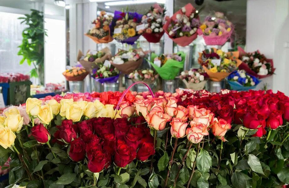 Сколько можно купить роз. Розы в цветочном магазине. Ассортимент цветов. Склад цветов. Торговля цветами.