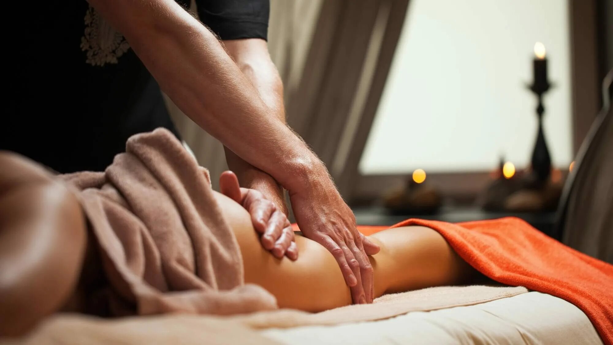 Мужская рука. Женская спина. Общий массаж спины. Массаж рук. Трогает массажиста.