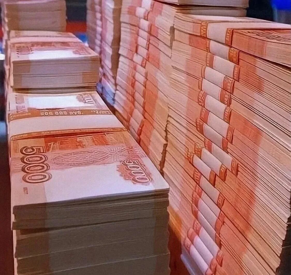 Много пачек денег крупными купюрами. Пачка денег 5000. Пачка денег рубли. Много рублей. Пятитысячная купюра.