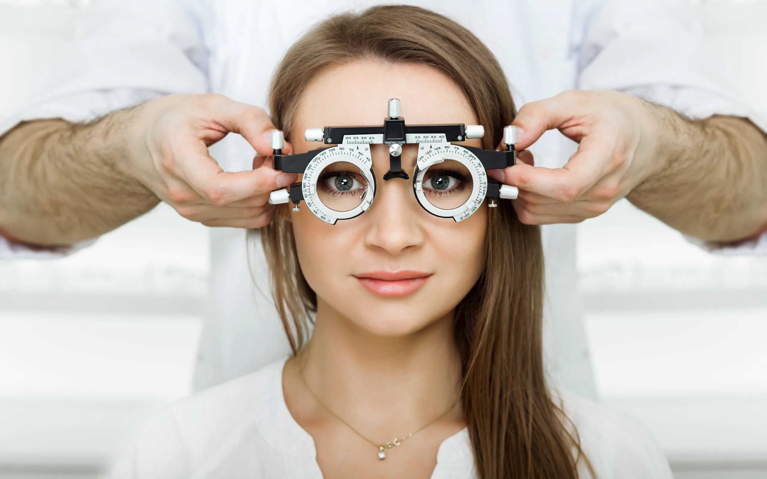Очки для зрения. Очки для дальнозоркости. Офтальмологические очки. Девушка у офтальмолога.