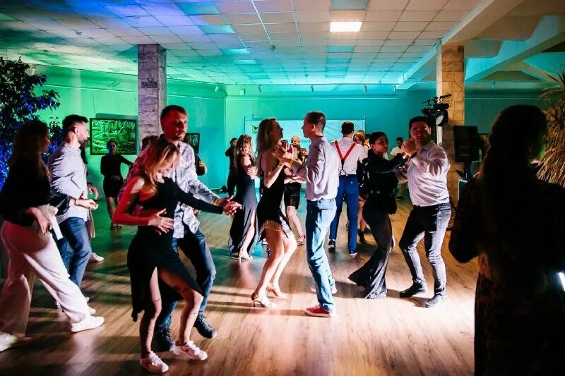 где можно потанцевать ночью. где можно потанцевать ночью. дмитрий ахметов бачата. молодежная тусовка в питере. где можно потанцевать ночью.