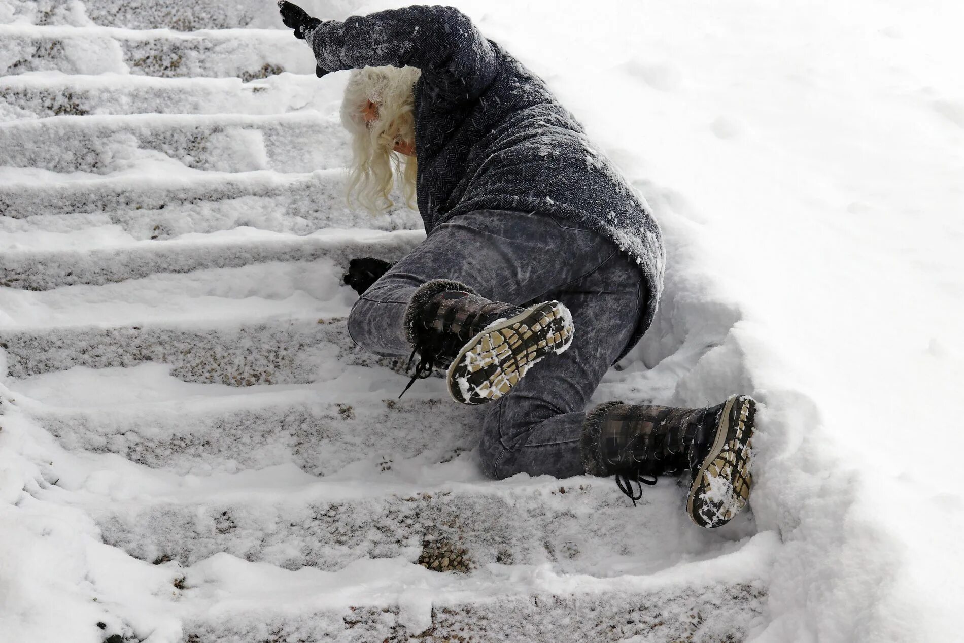 Он поскользнулся поднимаясь по лестнице. Скользкая лестница зимой. Поскользнулся на лестнице. Поскользнулся на ступеньках. Обледенелые ступеньки.