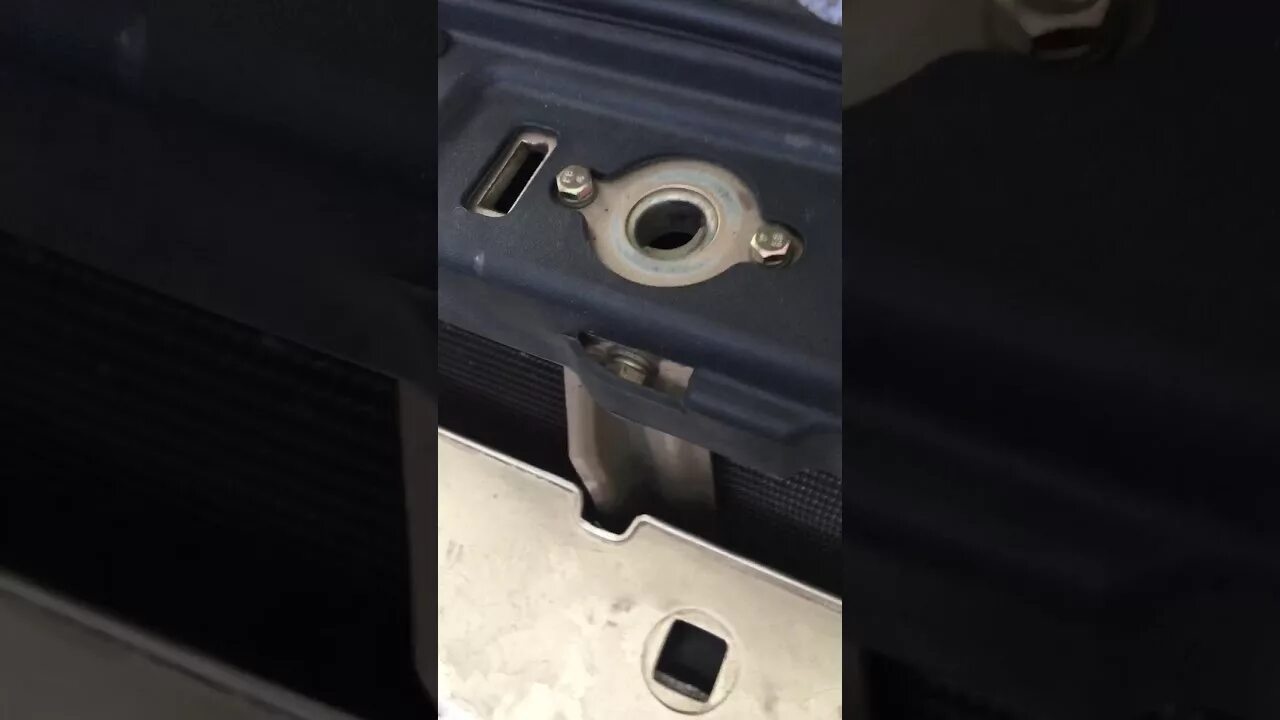 Geely открыть бак. Газовые упоры geely mk. geely ck капот. замок джили атлас.