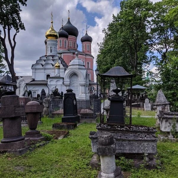 Донской монастырь некрополь. Некрополь Донского монастыря. Некрополь Донского монастыря в Ярославле. Некрополь Донского монастыря весной.