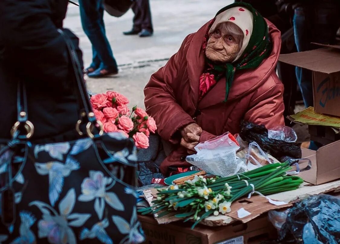 Бабки санкции новые. Бабульки на рынке. Старушка на рынке. Бабушка на рынке цветы. Старухи на базаре.