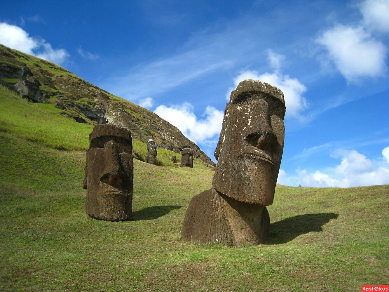 статуи острова пасхи 4 буквы сканворд. остров пасхи статуи моаи. пирамиды острова пасхи. идолы острова пасхи. статуи острова пасхи 4 буквы сканворд.