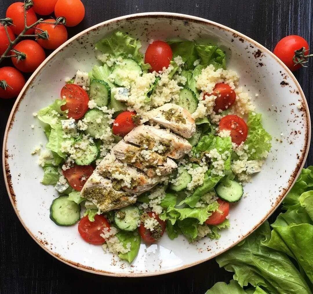 Вкусный ужин для похудения рецепты. Салат куриная грудка. вкусный и полезный ужин. салаты правильного питания. вкусный диетический салат.