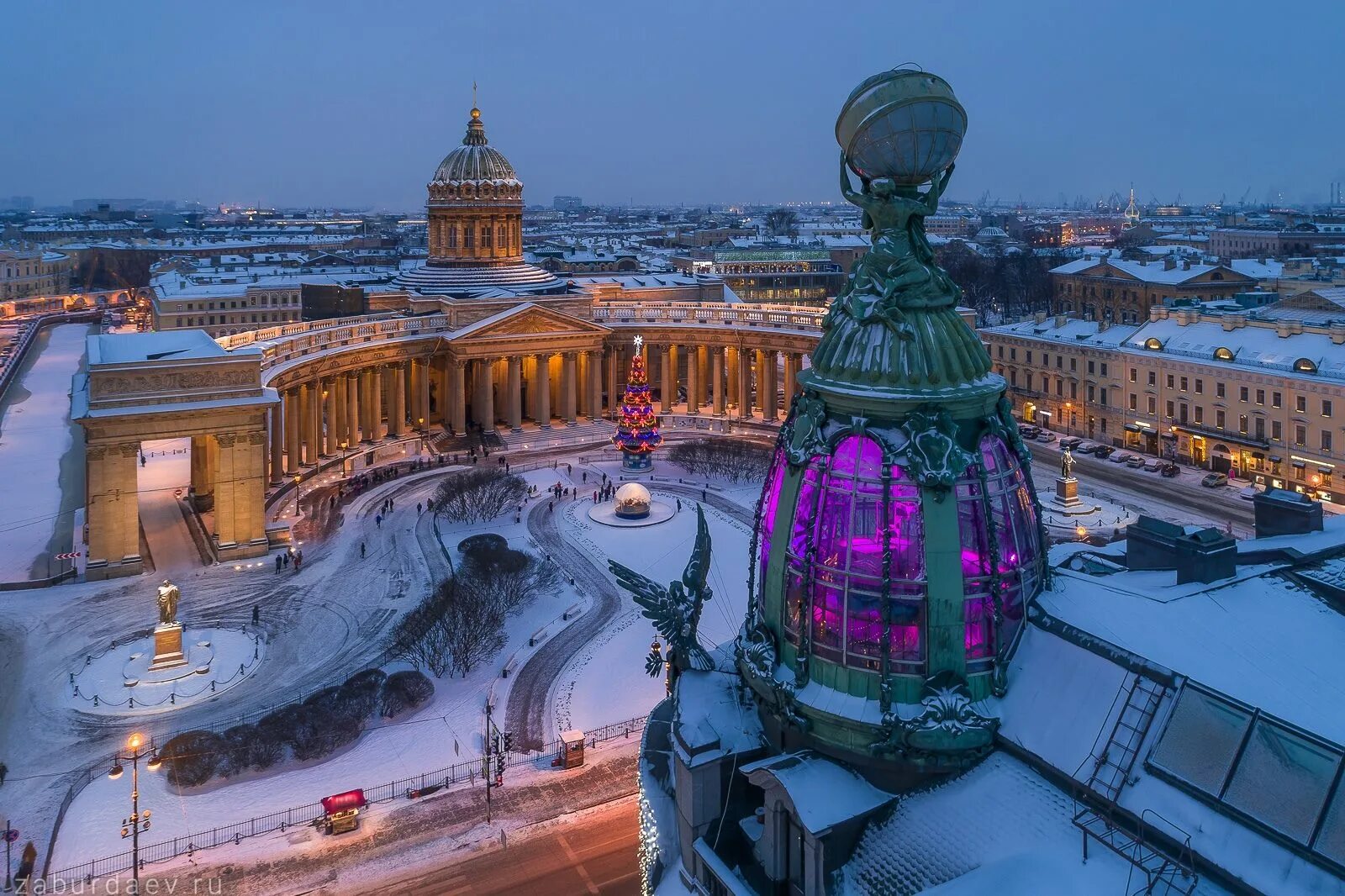 Спб в декабре. Санкт-Петербург. Зимний Санкт-Петербург Казанский собор. Казанский собор и дом Зингера. Казанский собор в Санкт-Петербурге зима 2020.