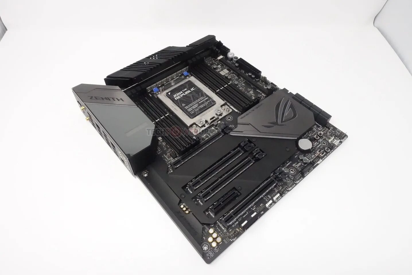Asus rog zenith extreme alpha. Asus rog zenith extreme alpha. Zenith extreme x399. Материнская плата asus rog zenith extreme. Материнская плата asus rog zenith ii extreme alpha.