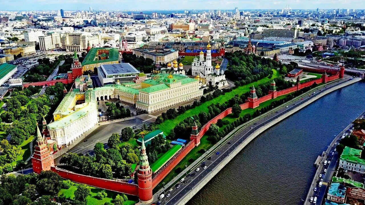 The world kremlin. Московский Кремль с высоты птичьего полета. Московский Кремль сверху. Кремлин Москва. Московский Кремль вид с дрона.