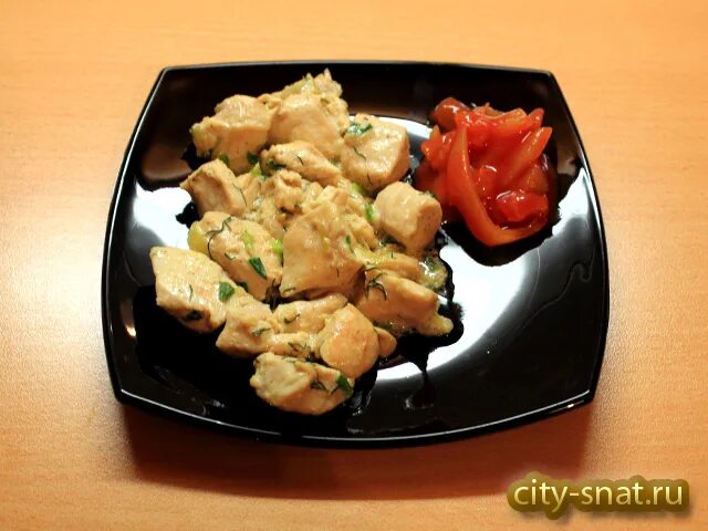Жареное филе в соусе. Тилапия с гарниром и соусом. Кусочки жареной курицы. Курочка терияки. Щука тушеная в сметане.
