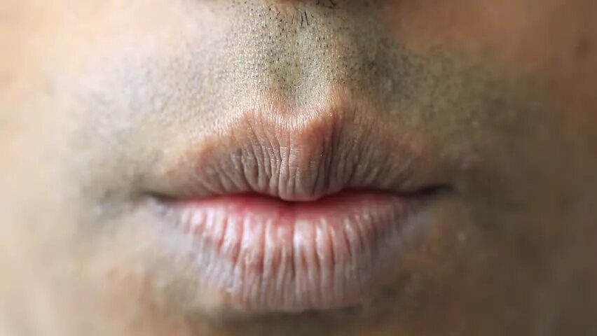 Красивые мужские губы. Губы естественные мужские. Мужские губы улыбка. Мужчина губы сухие. Мужчина губы сухие.