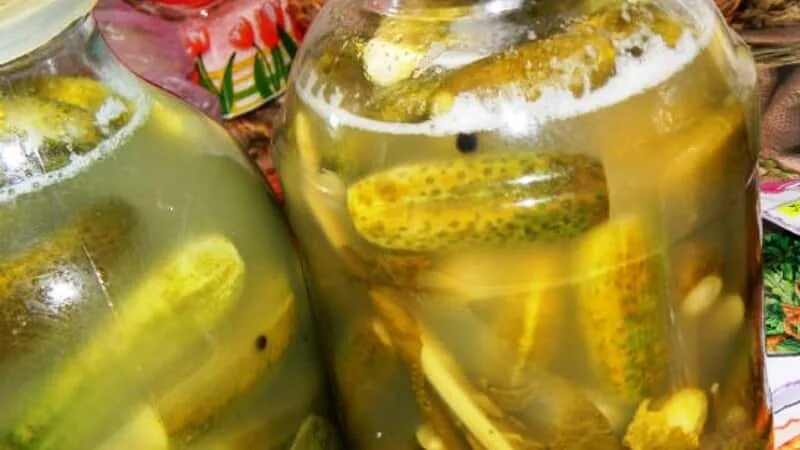 Огурцы с белым налетом в банке. Огурцы маринованные белый осадок. Белые точки на маринованных огурцах. Белый осадок в банке с огурцами. Налет на соленых огурцах.