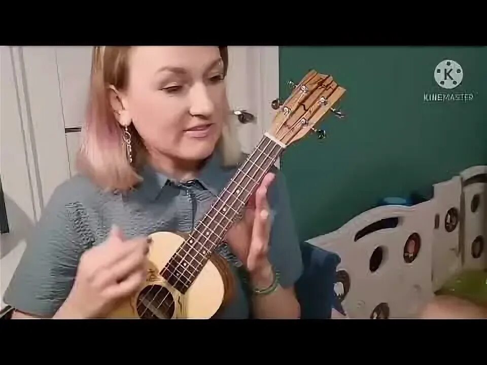 Последний герой на укулеле разбор. Песня на день учителя на укулеле. Игра на укулеле с нуля для чайников. Песня на день учителя на укулеле. Учитель по акулель.