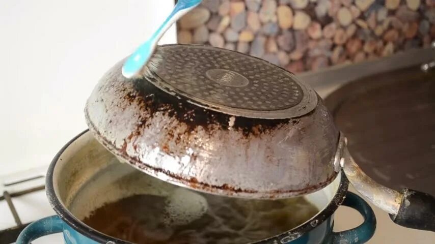 Как очистить пригоревшую сковороду с антипригарным покрытием