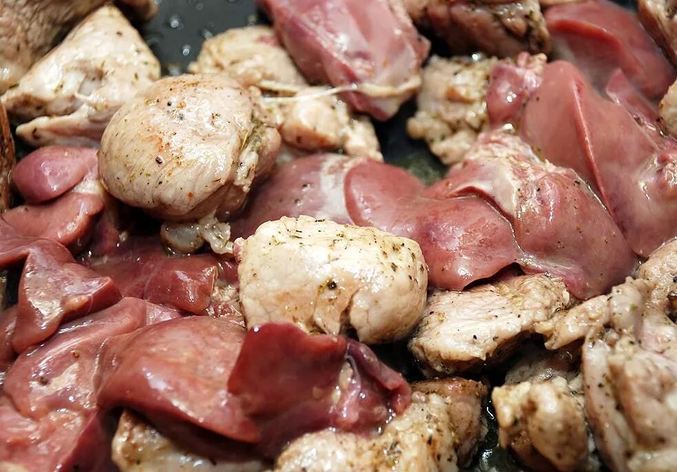 Рецепты печени свинины. Курица и свинина. Жареное мясо свинина курица.