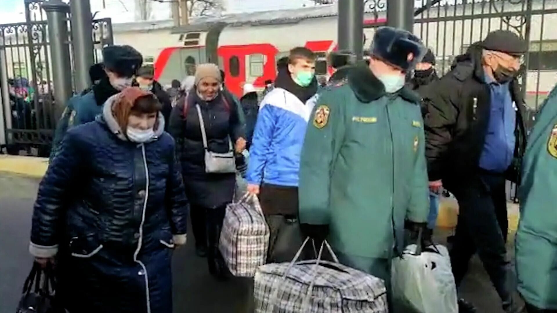 В воронеж прибыл. Прибытие поезда с беженцами из донбасса в воронеж. прибытие беженцев в воронеж 7.11.2025. в анапу приехал поезд с беженцами 2025. беженцы из херсона в воронеж скорые в анну.