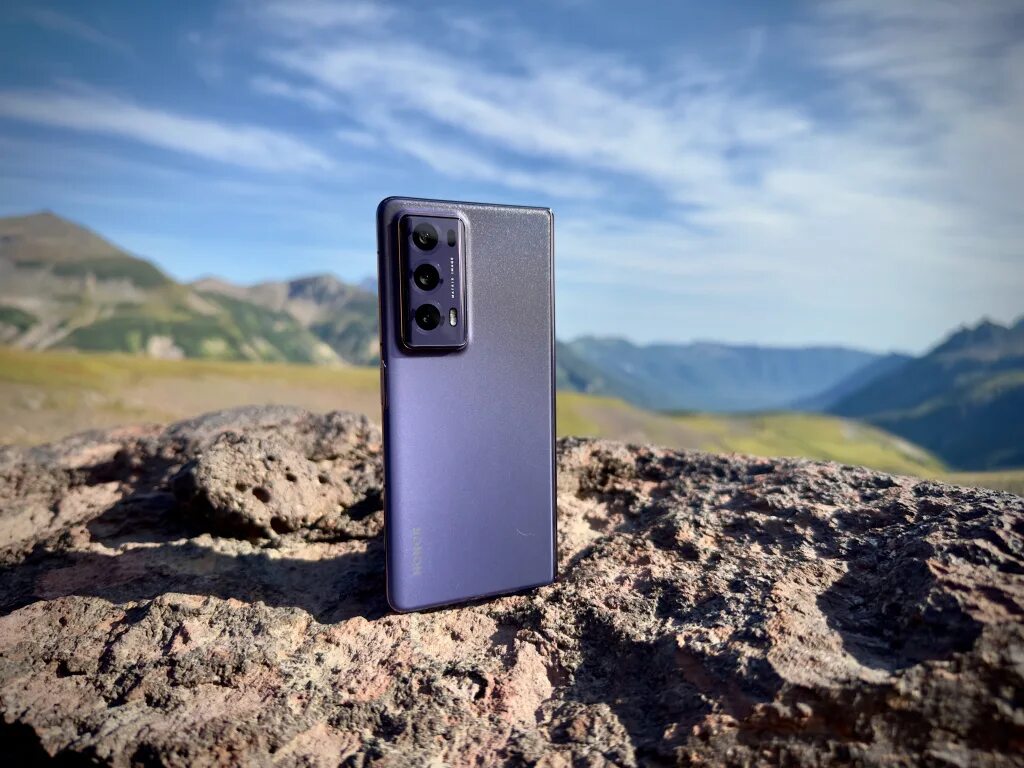 Honor magic v2 512gb. Honor складной смартфон Magic v2. Смартфон Honor Magic v2 16/512gb Purple видеообзор.