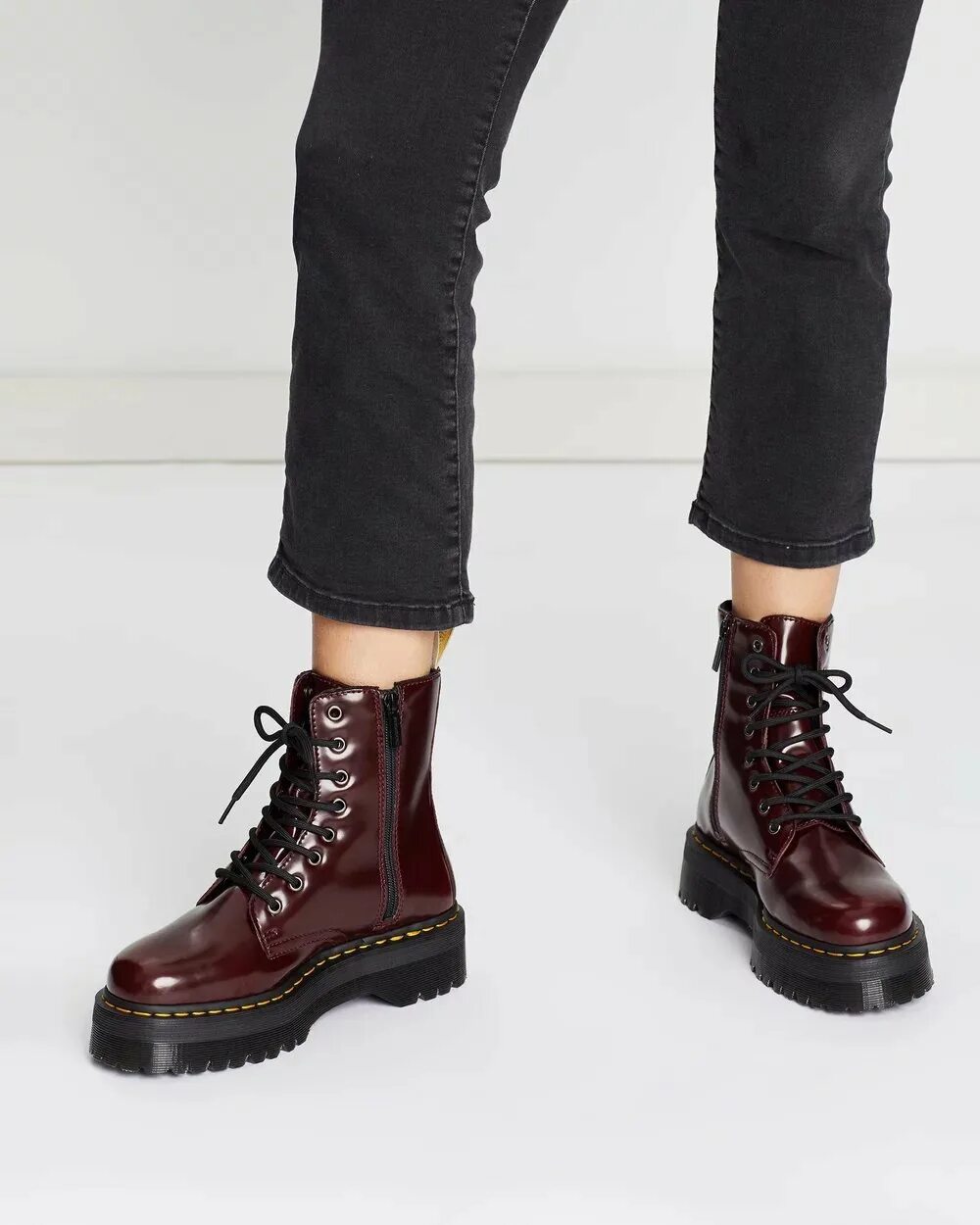 Модные ботинки на зиму. Ботинки dr martens зима 2025. dr martens зима женские 2025. ботинки мартинс осень 2025. dr martens jadon vegan ii подошва.