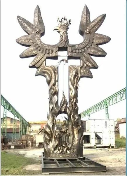 Памятник в польше жертвам волынской резни. Памятник волынской резне в польше. Памятник жертвам волынской резни. Памятники в польше жертвам волыни. Памятник жертвам волынской резни.