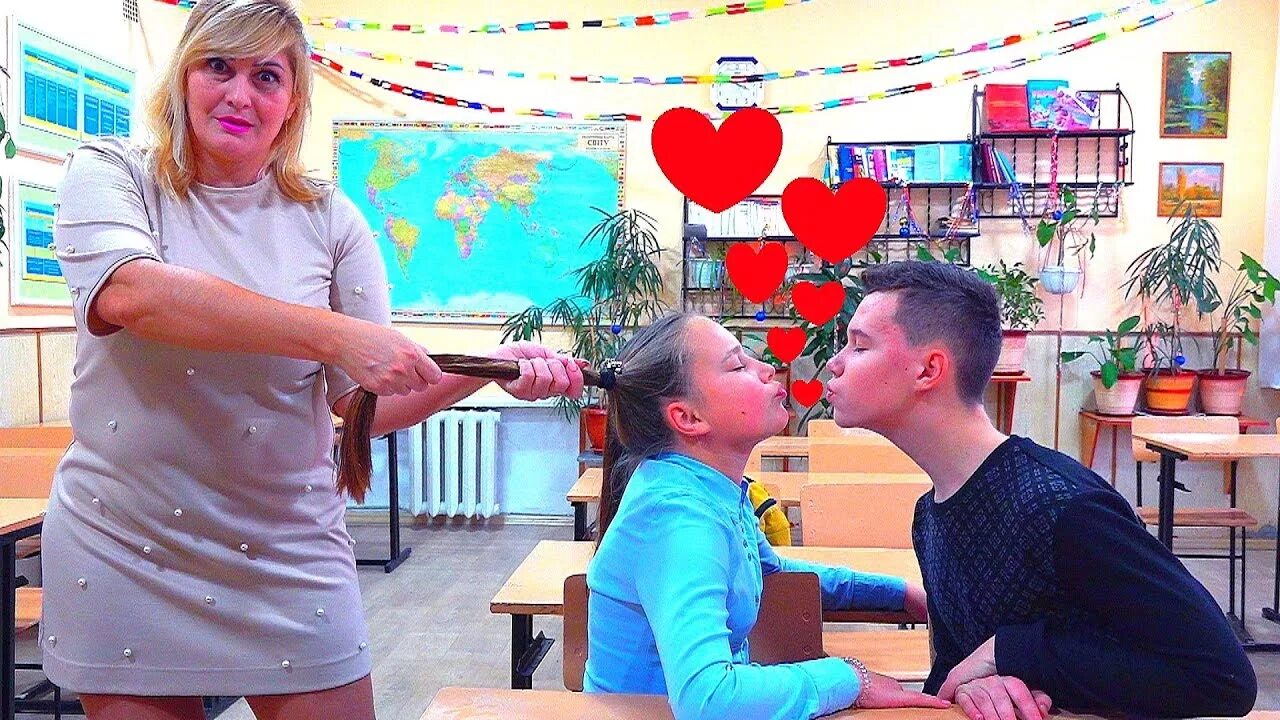 Целуется с учительницей