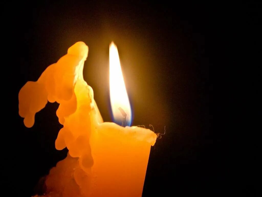 чистка жилища руной квеорт. креститься свечкой. свеча фото. свеча горела. трагическая свеча.