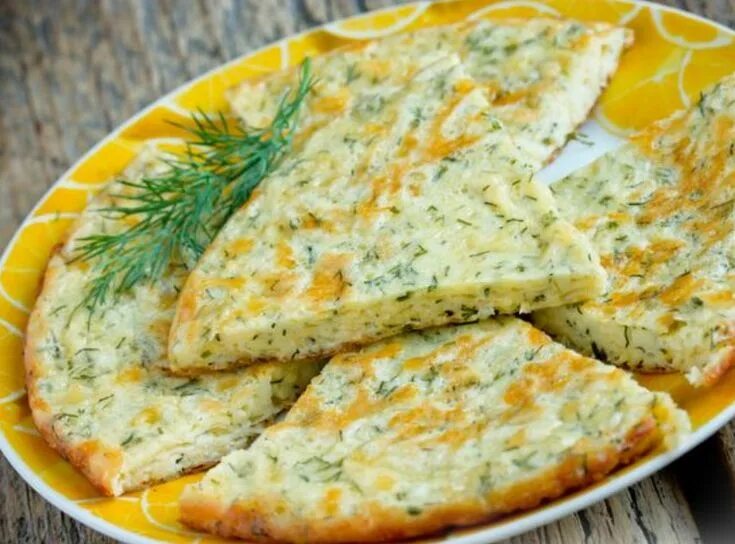 Хачапури на сковороде с творогом и яйцом. Ленивые хачапури (сырные лепёшки на сковороде). хачапури с сыром и укропом. лепешки с укропом на сковороде. лепешки с сыром укропом на сковороде.