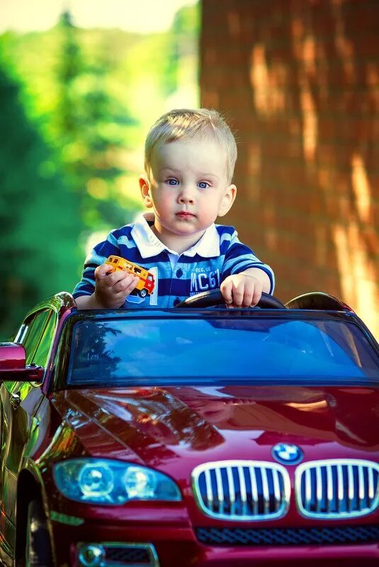 фотосессия папы с сыном и машиной. машина бугатти вейрон для детей. машина для папы. папина машина. найди папе машину.