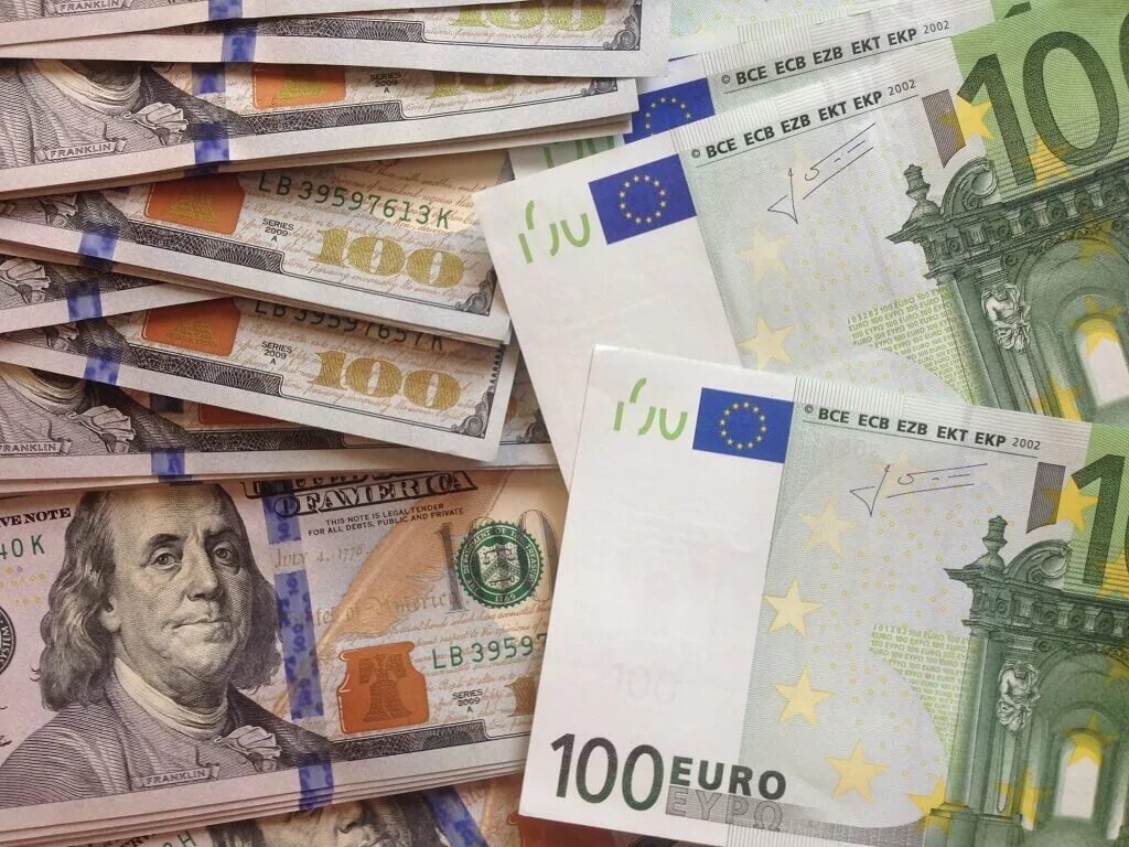 Что выгоднее доллары или евро. Доллар и евро. Валюта доллар евро. Евро. Доллары и евро картинки.