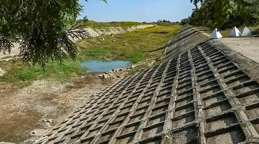 Перекрытие плотины. Северо крымский канал дамба. Перекрытие плотины. Северо крымский канал. Перекрытие плотины.