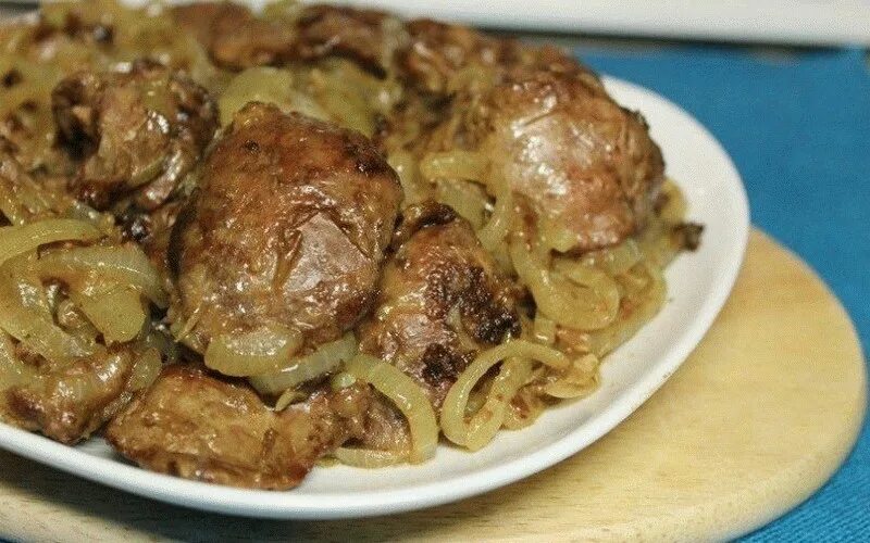 Рецепты приготовления куриной печени с луком. Приготовить куриную печень. Печень куриная жареная. Куриная печень с луком.