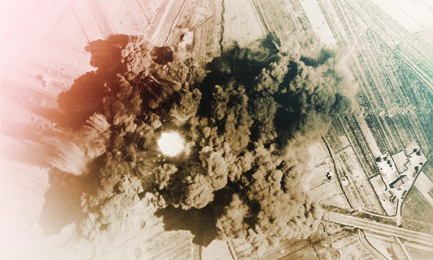 Бомбят ли белгород. Снимки второй мировой войны бомбометания. Немецкая бомбардировка. Немецкая бомбежка. Ковровая ядерная бомбардировка.
