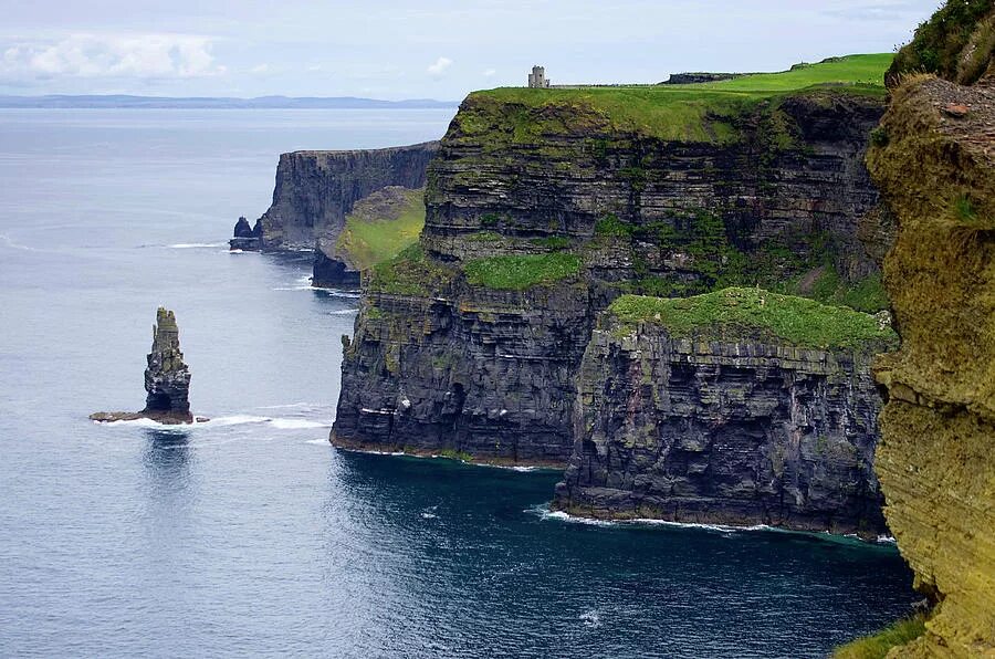 Современные скалы. Ирландия океан.