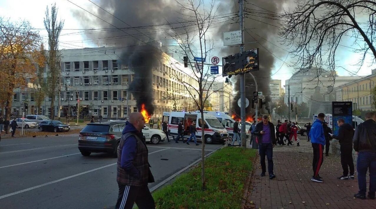 Ракетная атака на украину сейчас. Пожар в здании. Взрыв жилого дома в Киеве.