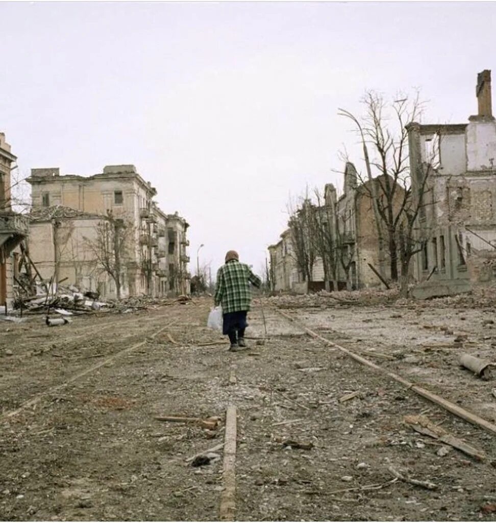 Разрушенный грозный. Разрушенный Грозный 1995. Развалины Грозного 1995. Чечня 1990 руины.