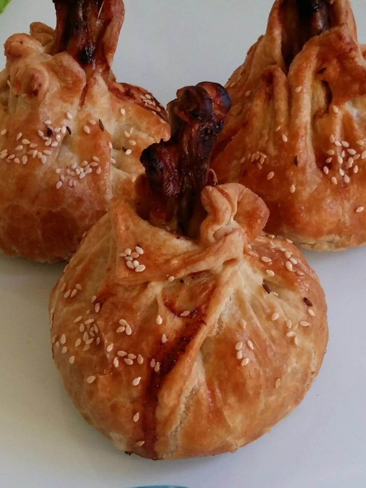 Слоеные мешочки с курицей. Мешочки из слоеного теста. куриные ножки в мешочке. курица в мешочке. голень в мешочке.