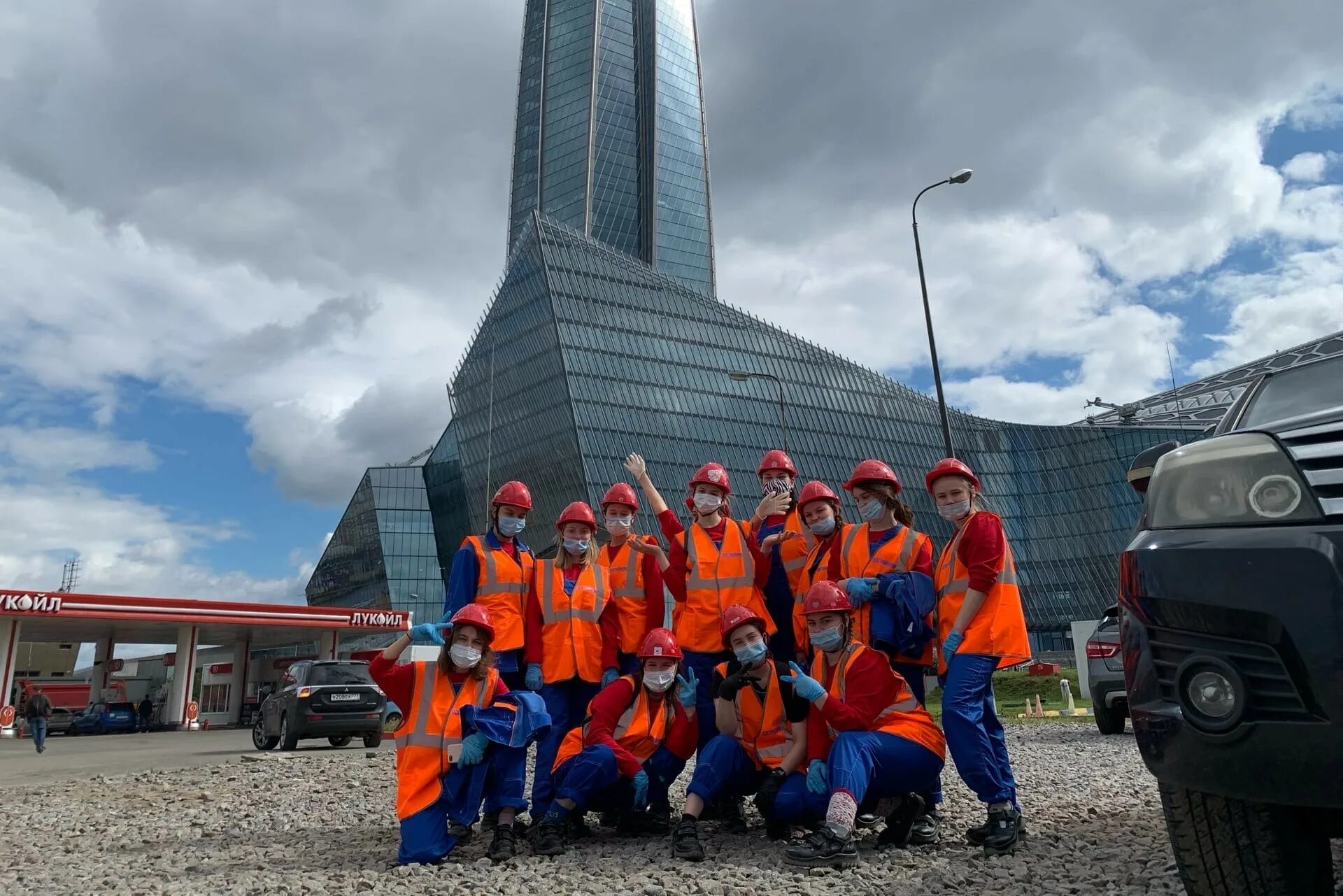 работа в лахта центре вакансии. строитель возле лахтосентра. санкт-петербург небоскребы лахта центр 2. лахта центр спб открытый амфитеатр. лахта-центр в санкт-петербурге стройка.