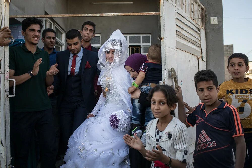 Молодожены ирак. Свадьба в исламе. Молодожены ирак. Свадебные наряды для пары. Сирийская невеста.