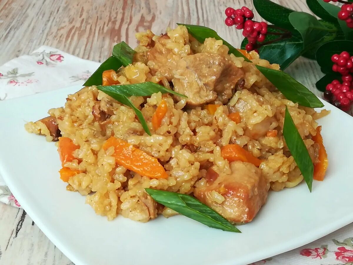 Плов с курицей в стеклянной посуде. Плов с куриным филе. Плов в духовке с курицей в рукаве. Рис с мясом. Плов в рукаве с курицей.