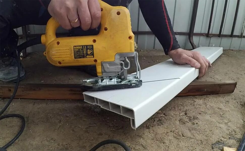 резка сэндвич панелей для откосов своими руками. пластмассы для резки лобзиком. отпилить подоконник вдоль. инструмент для резки сэндвич панелей. нарезанные панели.