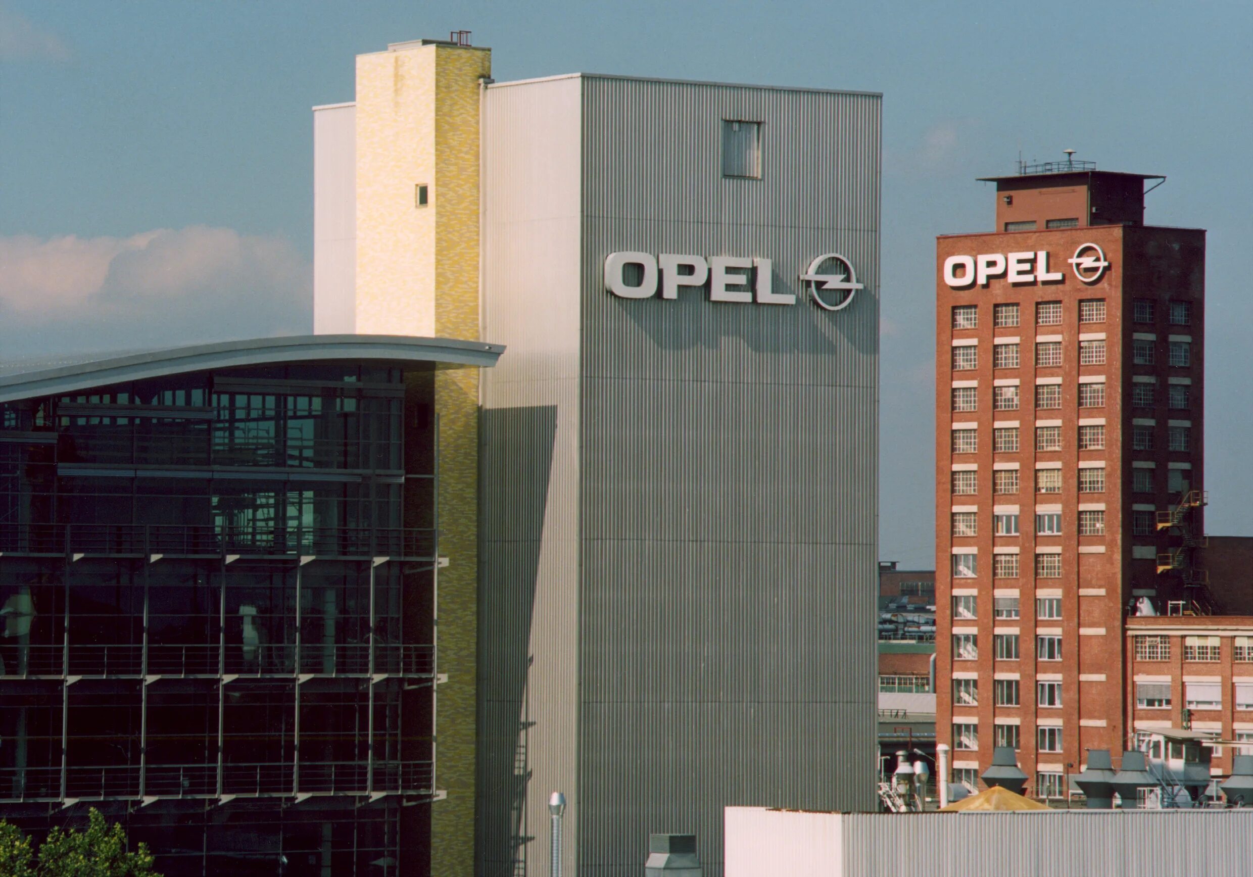 Компания opel. Opel Рюссельсхайм. Завод Опель в Гессене. Opel завод в Германии. Завод "Опель" в Рюссельсхайме.