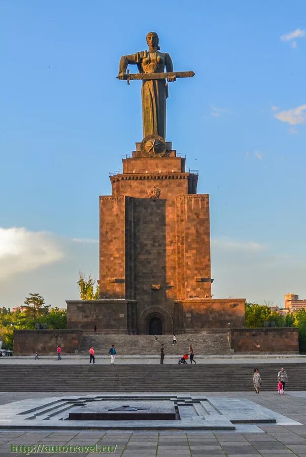 Монумент Армения Ереван. Родина мать Армения. Мать Армения Ереван. Монумент парк Победы Ереван.