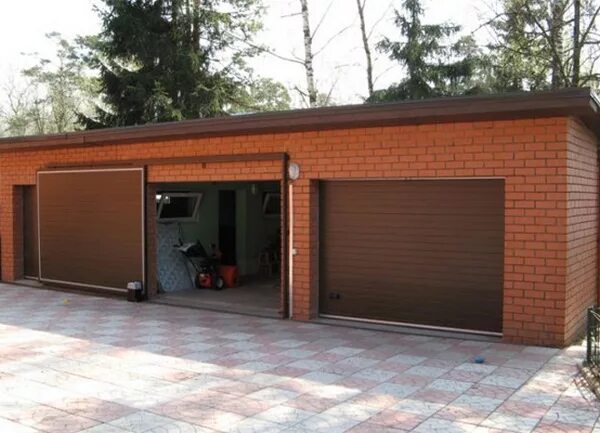 Гараж рядом с домом. Carports навесы автомобильные. Гараж с навесом. Навес перед домом для машины. Сарай с навесом.