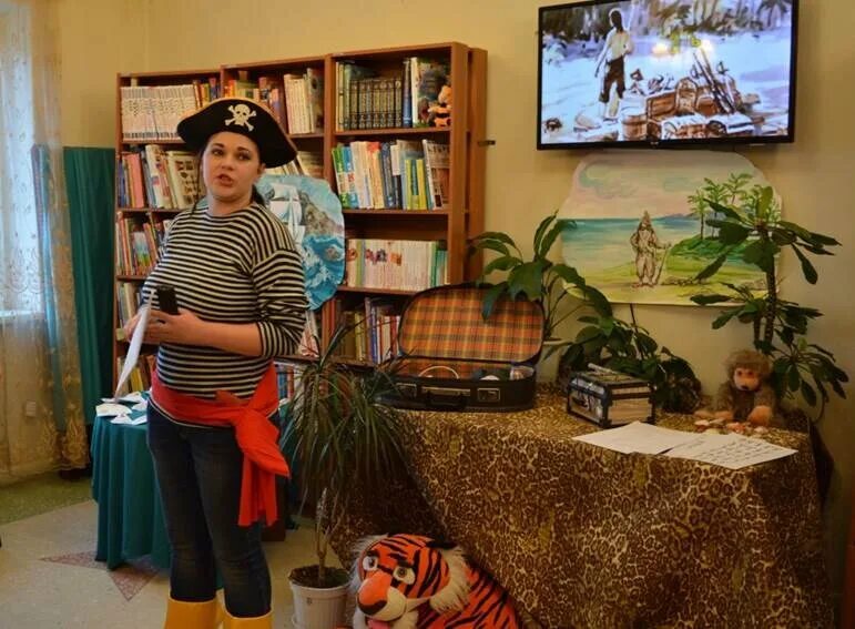 Библиотека 15 златоуст. Библиотека златоуст. Златоуст библиотеки официальный. Центральная библиотека златоуст. Молодежный читаймер в библиотеке.