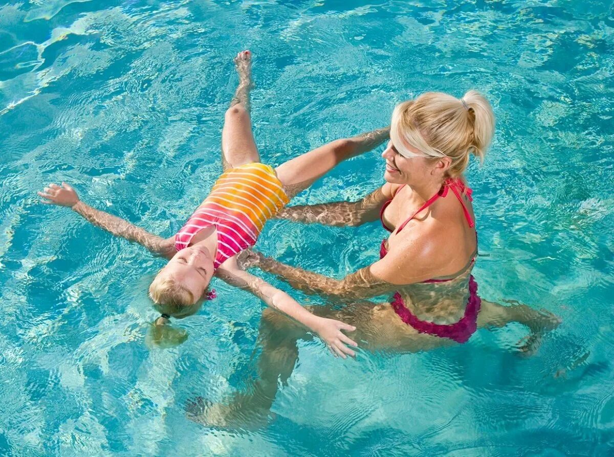 Дети в бассейне. Дети на море. Бассейн для малышей. Дети купаются в бассейне.