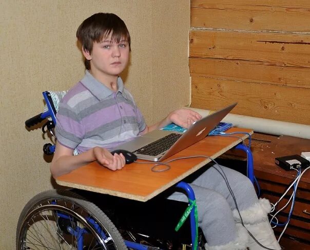 Одаренные инвалиды. Компьютер для инвалидов. дети инвалиды. подросток инвалид. компьютер для детей с ограниченными возможностями.