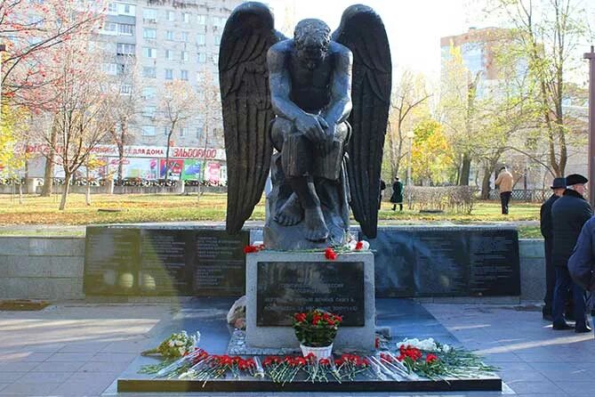 Памятник жертвам политических репрессий тольятти. Центральный парк тольятти скорбящий ангел. Центральный парк тольятти скорбящий ангел. Центральный парк тольятти скорбящий ангел. Памятник жертвам политических репрессий тольятти.