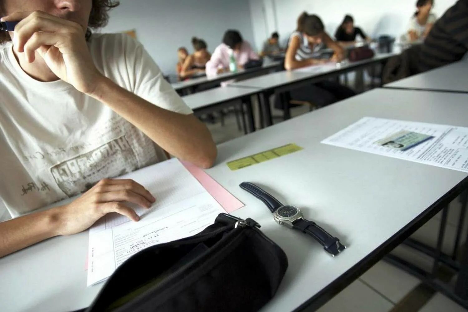 студент на экзамене. Entrance exam. девушка на экзамене. студенты с гаджетами. человек держит в руках.