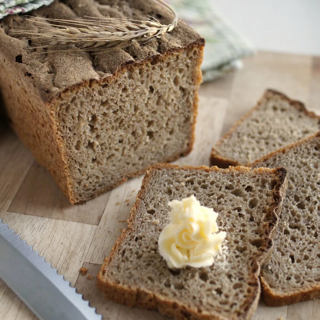 Дрожжевое цельнозерновой тесто. Ржано-пшеничный хлеб. Ржано-пшеничный хлеб ржано-пшеничный хлеб. Хлеб из ржано-пшеничной муки. Ржано-пшеничный хлеб на закваске.